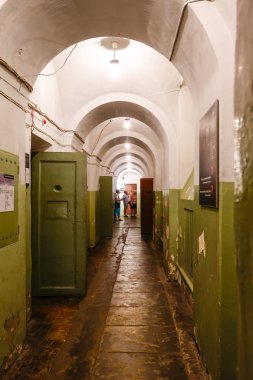 Vilnius, Litvanya İşgaller ve Özgürlük Kavgaları Müzesi içinde mahkum hücreleri ile koridor, daha önce Soykırım Kurbanları Müzesi, ve aynı zamanda Kgb müzesi olarak bilinen, Kgb düzenlenen ve muhaliflere işkence nerede.