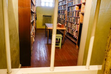 Vilnius, Litvanya İşgaller ve Özgürlük Kavgaları Müzesi içindeki küçük kütüphane, daha önce Soykırım Kurbanları Müzesi ve Kgb müzesi olarak da bilinir, Kgb'nin muhaliflere tutulduğu ve işkence ettiği yer..