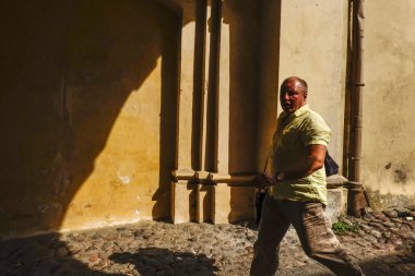 Vilnius, Litvanya Eski Şehir'de yürüyen bir adam.