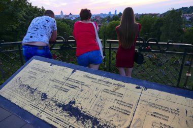 Vilnius, Litvanya Yerliler Eski Şehir üzerinde Subaciaus Lookout noktadan gün batımı zevk.
