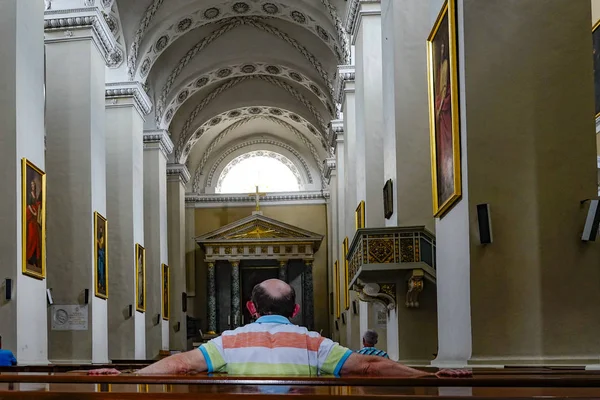 Vilna Lituania Personas Sentadas Dentro Catedral Vilna — Foto de Stock