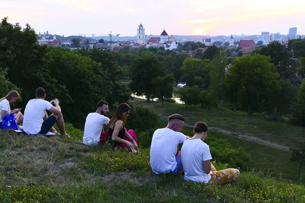 Vilnius Litauen Lokalbefolkningen Njuter Solnedgången Från Subaciaus Utkikspunkt Över Gamla — Stockfoto