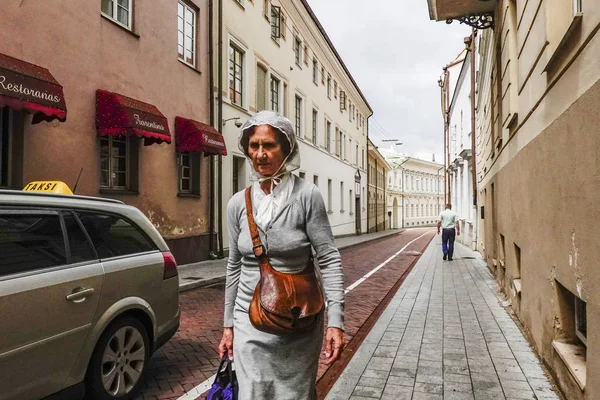 Vilnius Lituânia Uma Mulher Idosa Caminha Cidade Velha — Fotografia de Stock