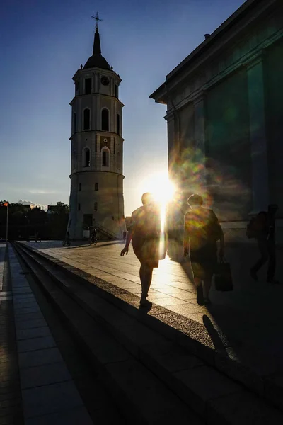 Vilnius Litvanya Yayalar Gün Batımında Vilnius Katedral Meydanında — Stok fotoğraf