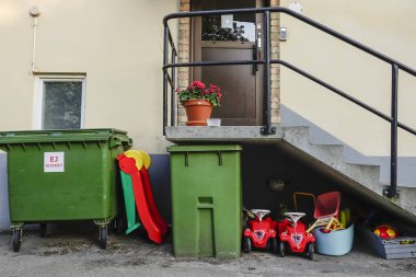 Stockholm, İsveç Hagersten Fastlagsvagen bir apartmanın düzgünce organize bir arka kapı.