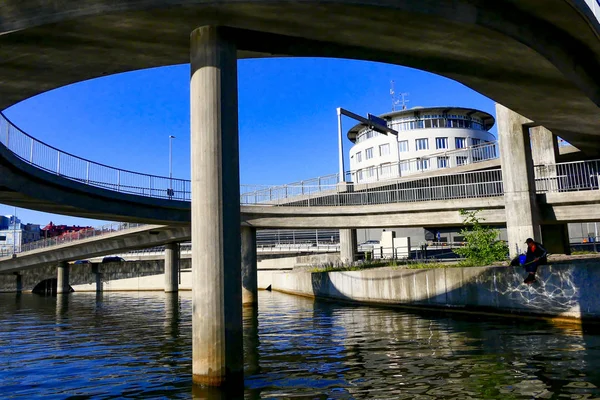 Stockholm Zweden Een Visser Het Centrum Van Stockholm Onder Blekholmsslingan — Stockfoto