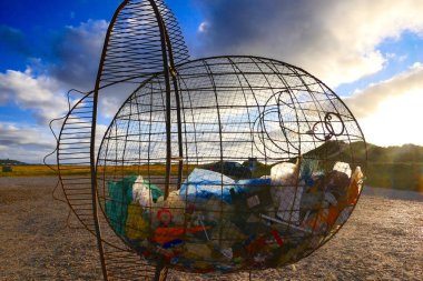Hirtshals, Danimarka Sahilde bir çöp tenekesi bir balık gibi görünmesi için yapılır ve okyanuslarda plastik awreness yükseltmek için plastik çöp ile doldurulur.