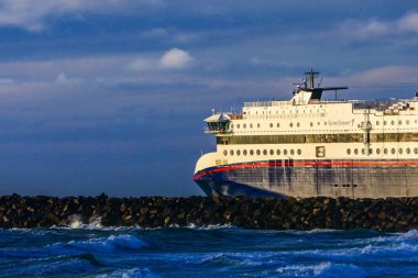 Hirtshals, Danimarka A Colorline yüksek hızlı feribot Norveç için bağlı dalgakıran bırakır.