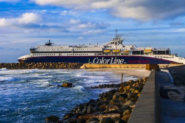 Hirtshals, Danimarka A Colorline yüksek hızlı feribot Norveç için bağlı dalgakıran bırakır.