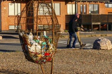 Hirtshals, Danimarka Sahilde bir çöp tenekesi bir balık gibi görünmesi için yapılır ve okyanuslarda plastik awreness yükseltmek için plastik çöp ile doldurulur.
