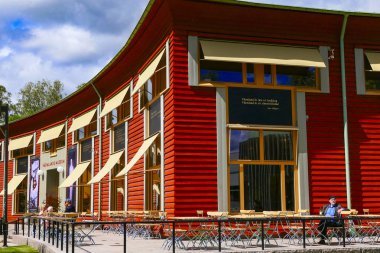 Karlstad, İsveç Varmland Müzesi'nde verandada bir adam oturuyor.