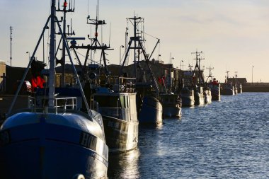 Hirtshals, Danimarka Sabahın erken saatlerinde limanda küçük balıkçı tekneleri.