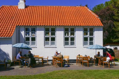 Bindslev, Danimarkalı Müşteriler ve kırsal kesimdeki Dorthe Hansen Keramik Kafe.