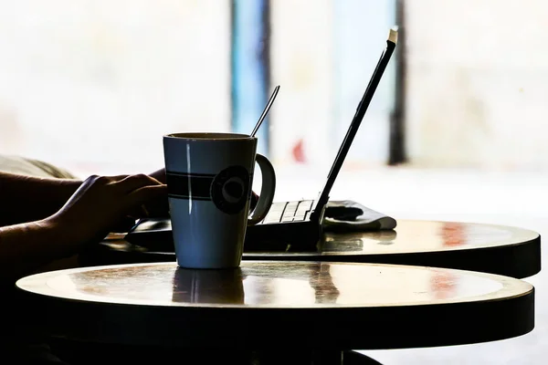 Orebro Suécia Uma Mulher Café Com Laptop Café — Fotografia de Stock