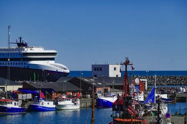 Hirtshals Δανία Ένα Επιβατηγό Οχηματαγωγό Από Νορβηγία Φτάνει Στο Λιμάνι — Φωτογραφία Αρχείου