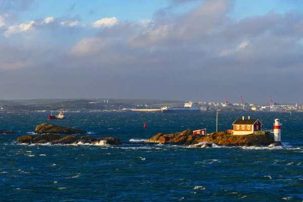 瑞典哥德堡 在波涛汹涌的大海中进入城市的一座岛屿上的灯塔 — 图库照片