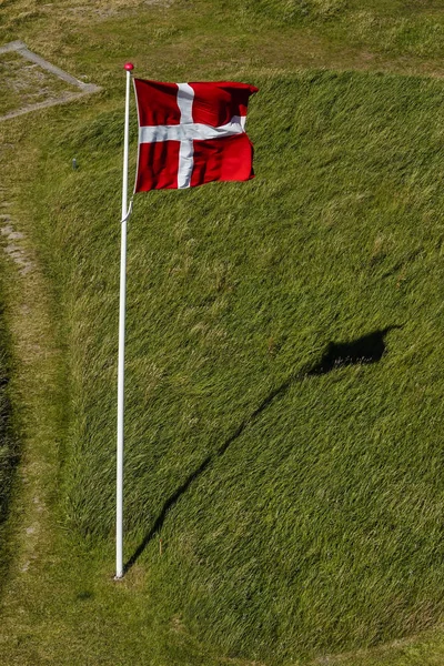Hirtshals Dinamarca Bandeira Dinamarquesa Num Mastro Bandeira — Fotografia de Stock
