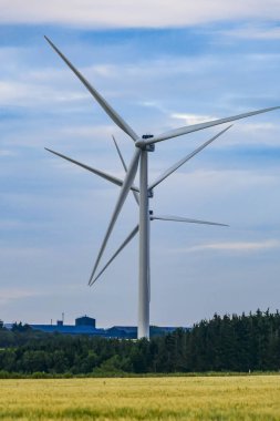 Hirtshals, Danimarka arkalarında üç rüzgar türbinleri bir görünüm.