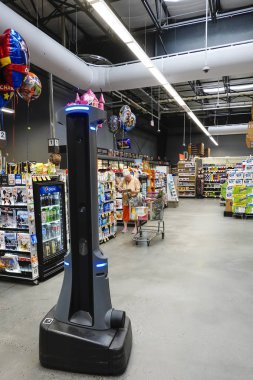 Litchfield, Connecticut, ABD. Marty adında otonom bir perakende robot müşterilerin bıraktığı dağınıklıkları bulmak ve raflardaki hisseleri kontrol etmek için Super Stop and Shop süpermarketinin koridorlarında dolaşıyor..