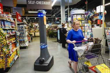 Litchfield, Connecticut, ABD. Marty adında otonom bir perakende robot müşterilerin bıraktığı dağınıklıkları bulmak ve raflardaki hisseleri kontrol etmek için Super Stop and Shop süpermarketinin koridorlarında dolaşıyor..