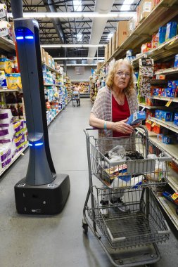 Litchfield, Connecticut, ABD. Marty adında otonom bir perakende robot müşterilerin bıraktığı dağınıklıkları bulmak ve raflardaki hisseleri kontrol etmek için Super Stop and Shop süpermarketinin koridorlarında dolaşıyor..