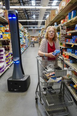 Litchfield, Connecticut, ABD. Marty adında otonom bir perakende robot müşterilerin bıraktığı dağınıklıkları bulmak ve raflardaki hisseleri kontrol etmek için Super Stop and Shop süpermarketinin koridorlarında dolaşıyor..