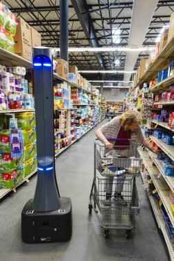 Litchfield, Connecticut, ABD. Marty adında otonom bir perakende robot müşterilerin bıraktığı dağınıklıkları bulmak ve raflardaki hisseleri kontrol etmek için Super Stop and Shop süpermarketinin koridorlarında dolaşıyor..