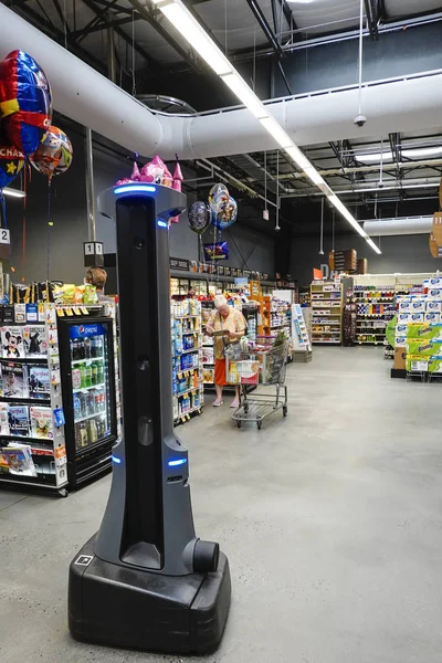 Litchfield, Connecticut, ABD. Marty adında otonom bir perakende robot müşterilerin bıraktığı dağınıklıkları bulmak ve raflardaki hisseleri kontrol etmek için Super Stop and Shop süpermarketinin koridorlarında dolaşıyor..