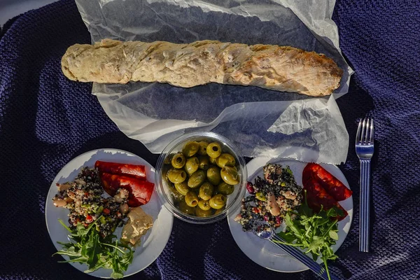 Estocolmo Suecia Picnic Barco Con Aceitunas Baguette Salada Salami —  Fotos de Stock