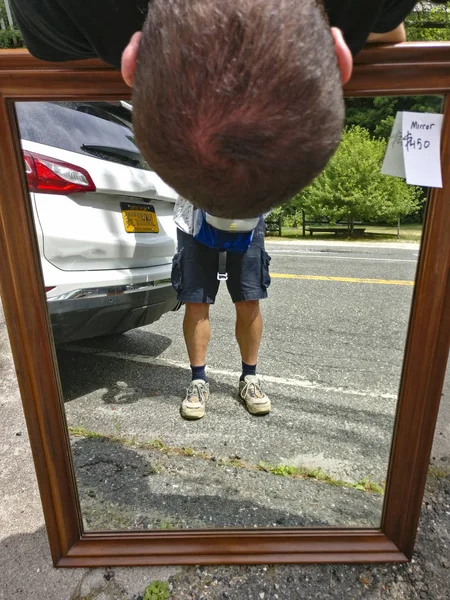 Cornwall Connecticut Eua Homem Dobra Sobre Espelho Durante Uma Venda — Fotografia de Stock