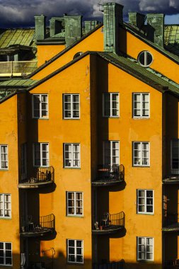 Stockholm, Isveç kentin Norrmalm bölgesinde ayar güneşinde bir Aprtment bina.