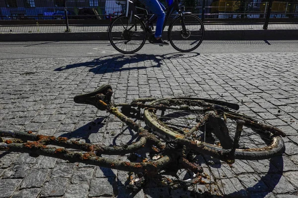 Estocolmo Suecia Las Bicicletas Desechadas Oxidadas Fueron Sacadas Del Lago — Foto de Stock