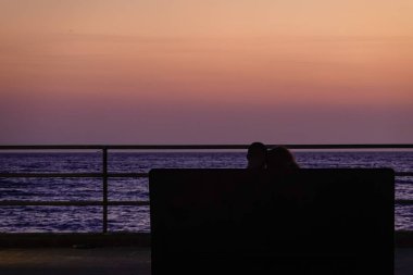 Syracuse, Ortegia, Sicilya, İtalya Bir çift gün doğumu izlemek.