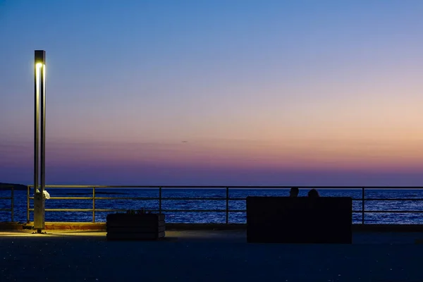 シラキュース オルテギア シチリア イタリア カップルが日の出を見る — ストック写真