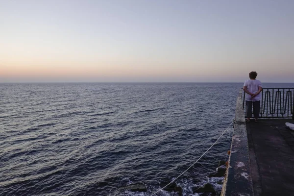 Siracusa Ortegia Sicilia Italia Una Mujer Mira Hacia Mar Amanecer — Foto de Stock