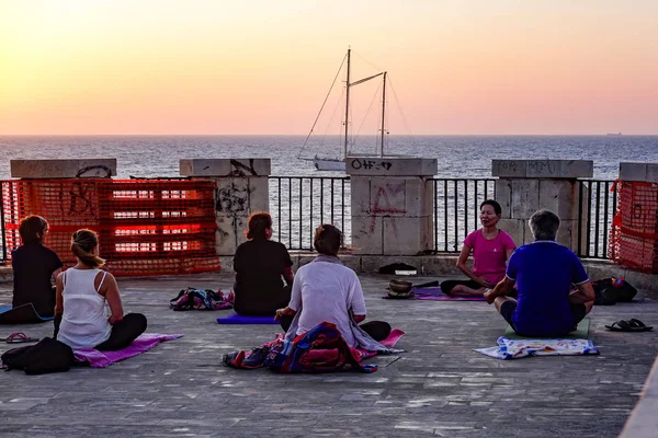 锡拉丘兹 奥尔特吉亚 西西里岛 意大利 人民在维利亚纳堡做清晨瑜伽 — 图库照片