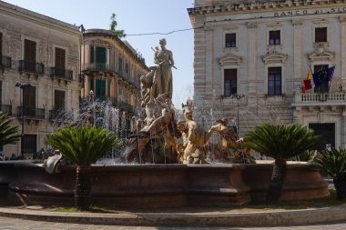 Syracuse, Sicilya, İtalya 1907 yılında Giulio Moschetti tarafından yaptırılabilen Ortegia adasındaki Siracusa'daki Tanrıça Diana çeşmesi.