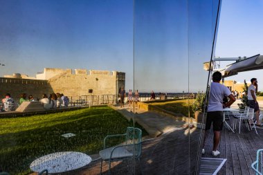 Syracuse, Sicilya, İtalya Ortegia adasında Siracusa kasabasında eski fort veya Castello Maniace bir açık hava restoranı, veya Ortygia.