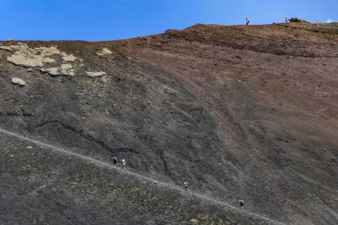 Etna Dağı, Sicilya, İtalya Yürüyüşçüleri Etna Dağı'na yükseliyor.