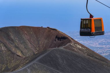 Etna Dağı, Sicilya, İtalya Yürüyüşçüleri Etna Dağı'na yükseliyor.