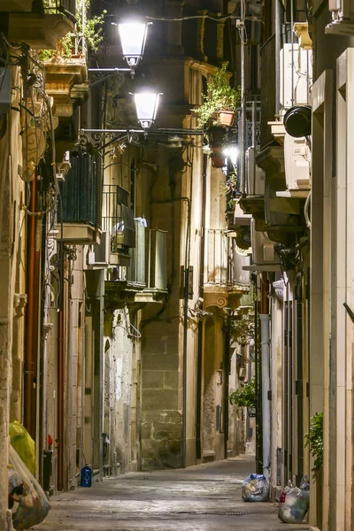 锡拉丘兹 西西里岛 意大利 在夜晚的奥蒂吉亚 老城区狭窄的小巷或后街 — 图库照片