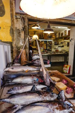 Syracuse, Sicilya, İtalya Ton balığı pazarda balık mağazasında.
