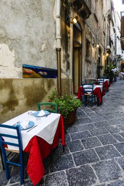 Syracuse, Sicilya, İtalya Ortygia eski kasabasında bir açık hava restoranı.