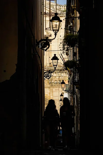 Siracusa Sicilia Italia Due Donne Che Camminano Lungo Uno Stretto — Foto Stock