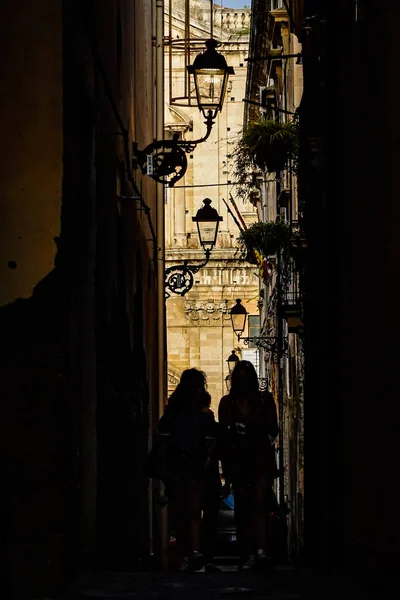锡拉丘兹 西西里岛 意大利 两个女人走在一条狭窄的小巷 — 图库照片