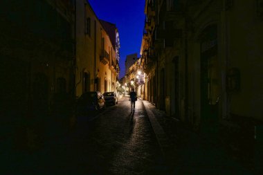 Syracuse, Sicilya, İtalya Şafakta Ortygia adasının arka sokaklarında bir yaya.