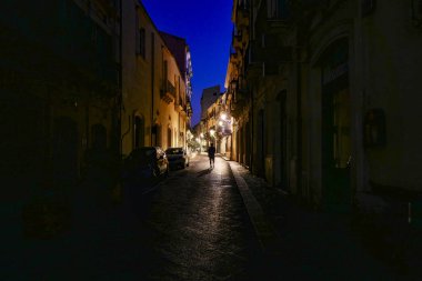 Syracuse, Sicilya, İtalya Şafakta Ortygia adasının arka sokaklarında bir yaya.