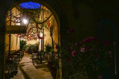 Syracuse, Sicilya, İtalya Şafakta Ortygia adasında bir açık hava restoranı.