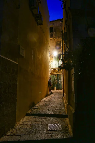 锡拉丘兹 西西里岛 意大利 黎明时分在奥蒂吉亚岛后街的行人 — 图库照片