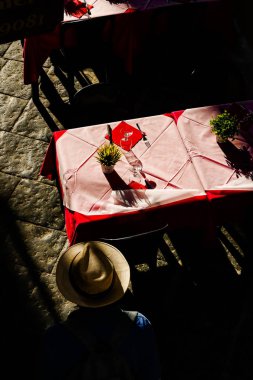Syracuse, Sicilya, İtalya Ortygia veya Ortigia adasında bir açık hava restoranında yer ayarları.